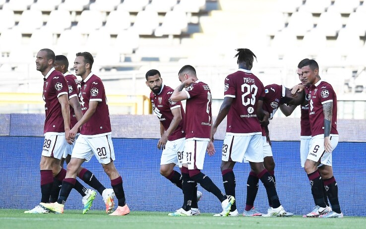 Inizialmente Nkoulou esulta indicando il cielo con un dito, poi viene abbracciato da tutti i suoi compagni