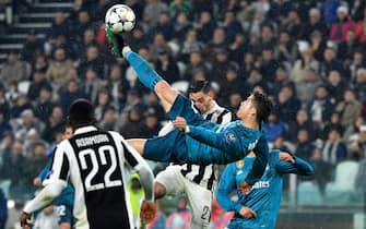 TOPSHOT - Real Madrid's Portuguese forward Cristiano Ronaldo (C) overhead kicks and scores during the UEFA Champions League quarter-final first leg football match between Juventus and Real Madrid at the Allianz Stadium in Turin on April 3, 2018. (Photo by Alberto PIZZOLI / AFP)        (Photo credit should read ALBERTO PIZZOLI/AFP/Getty Images)