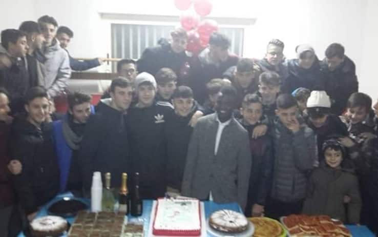 Musa Juwara festeggia il compleanno con i suoi compagni ad Avigliano