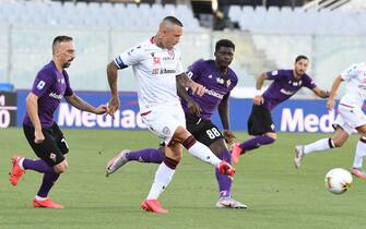Cagliari's Radja Nainggolan (C) vies for the ball with Fiorentina's Franck Ribéry (L) during the Italian Serie A soccer match between ACF Fiorentina and Cagliari Calcio at the Artemio Franchi stadium in Florence, Italy, 8 July 2020ANSA/CLAUDIO GIOVANNINI