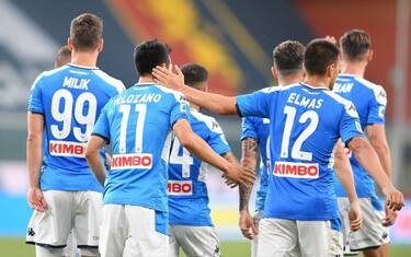 Mertens-Lozano, Napoli vince ancora: Genoa ko 2-1