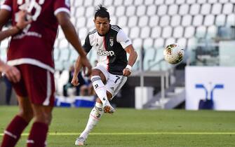 Foto Marco Alpozzi/LaPresse 
04 Luglio 2020 Torino, Italia 
sport calcio 
Juventus Vs Torino - Campionato di calcio Serie A TIM 2019/2020 - Allianz Stadium
Nella foto:  Cristiano Ronaldo (Juventus F.C.); segna 

Photo Marco Alpozzi/LaPresse 
July 04, 2020 Milano, Italy 
sport soccer 
Juventus Vs Torino  - Italian Football Championship League A TIM 2019/2020 - Allianz Stadium
In the pic: Cristiano Ronaldo (Juventus F.C.); score his goal