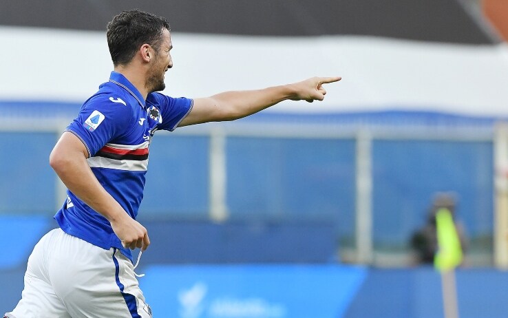 Dopo il gol Bonazzoli indica Quagliarella e si dirige verso la panchina