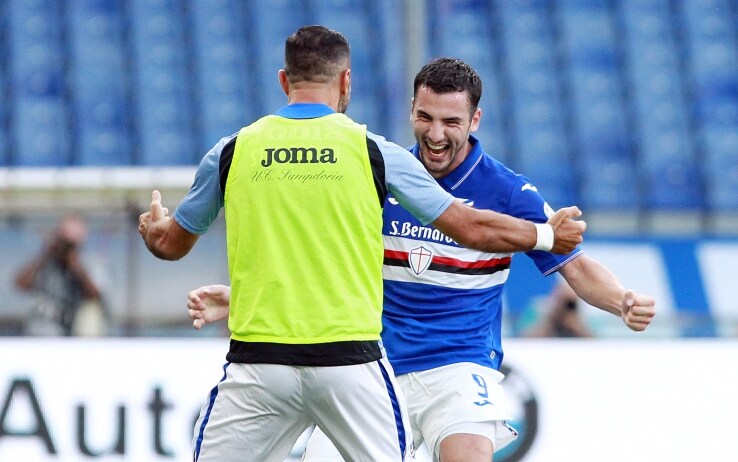 Il significativo abbraccio di Bonazzoli col suo capitano, amico e modello Fabio Quagliarella