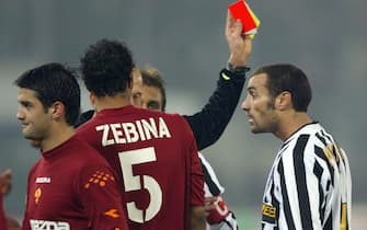 ROME, ITALY:  Paolo Montero (R) of Juventus receives the red card during the soccer match against AS Roma at the Olympic stadium in Rome, 08 February 2004. AS Roma won the match 4-0.   AFP PHOTO/ Vincenzo PINTO  (Photo credit should read VINCENZO PINTO/AFP via Getty Images)