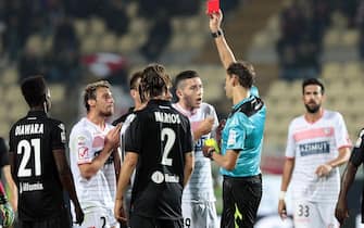 Referee Paolo Tagliavento shows red card to Carpi's Lorenzo Lollo during the Italian Serie A soccer match Carpi FC vs Bologna FC at Alberto Braglia Stadium in Modena,Italy, 24 October 2015.ANSA/SERENA CAMPANINI