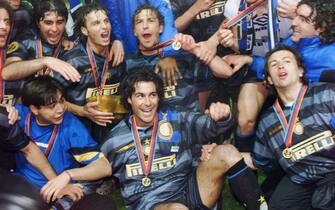 Inter Milan's players celebrate after beating Lazio Rome 3-0, 06 May at the Parc des Princes Stadium in Paris, in the 1998 UEFA soccer Cup final.    (ELECTRONIC IMAGE)
