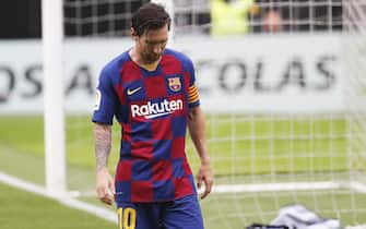epa08512869 FC Barcelona's Lionel Messi reacts during the Spanish La Liga soccer match between Celta Vigo and FC Barcelona at Balaidos Stadium in Vigo, northern Spain, 27 June 2020.  EPA/LAVANDEIRA JR