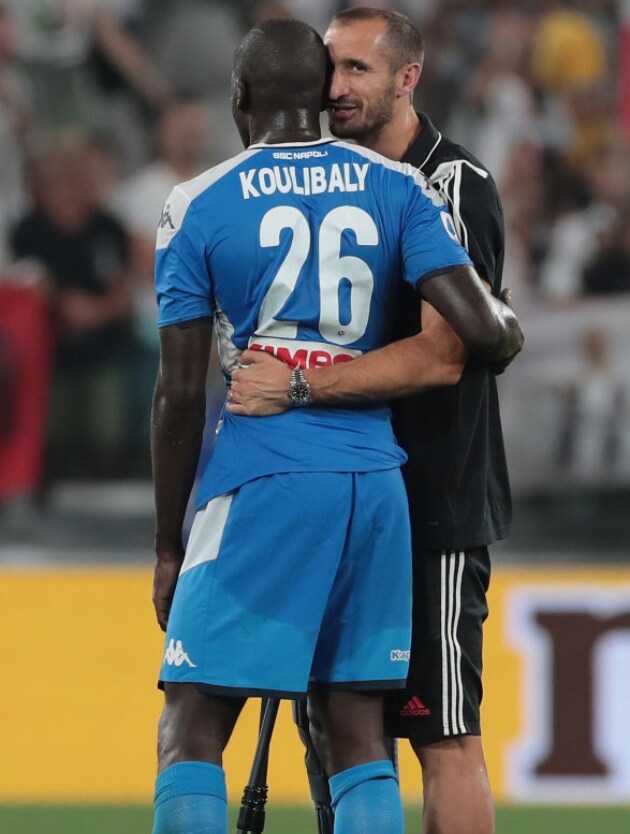 L'abbraccio di Chiellini a Koulibaly L'abbraccio di Chiellini a Koulibaly