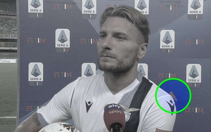 Avete notato il particolare? Durante l'intervista nell'immediato post partita un grillo si posa sulla maglia di Immobile, che non pare accorgersene