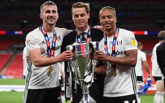 LONDON, ENGLAND - AUGUST 04: Scott Parker manager of Fulham, Joe Bryan and Bobby Decordova-Reid of Fulham celebrate with the trophy after  the Sky Bet Championship Play Off Final match between Brentford and Fulham at Wembley Stadium on August 04, 2020 in London, England. Football Stadiums around Europe remain empty due to the Coronavirus Pandemic as Government social distancing laws prohibit fans inside venues resulting in all fixtures being played behind closed doors. (Photo by Shaun Botterill/Getty Images)