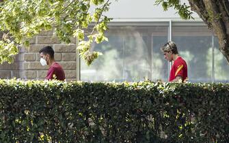 Lorenzo Pellegrini (s) e Nicola Zaniolo all'arrivo a Trigoria per la prima sessione di allenamento della pre-season; Roma, 27 agosto 2020. ANSA/MASSIMO PERCOSSI