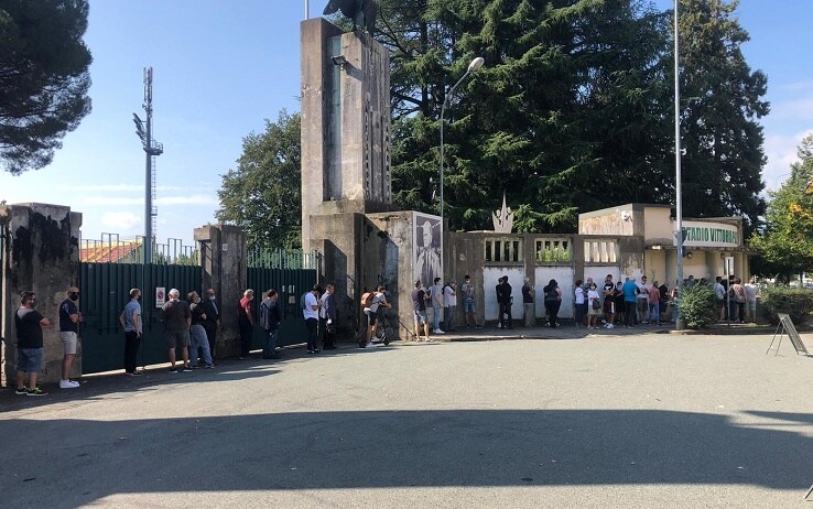 Tifosi del Torino in fila per acquistare i biglietti per l'amichevole contro la Primavera