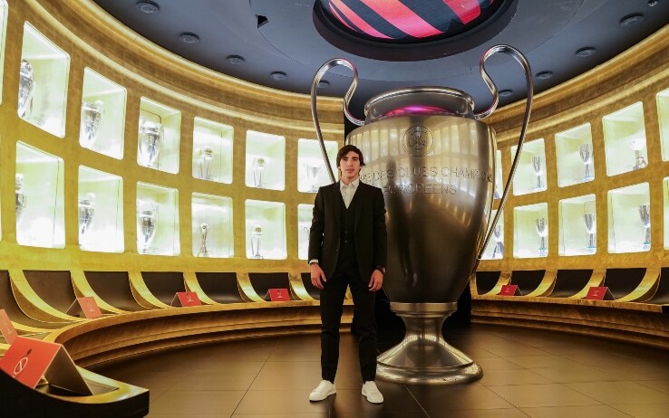 Tonali al museo "Mondo Milan" nel suo primo giorno da rossonero
