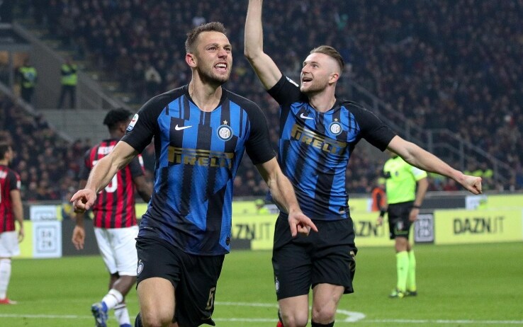 De Vrij dopo un gol al Milan nella stagione 2018-2019