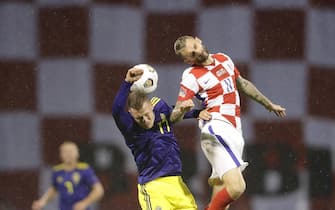 epa08736327 Sweden's Viktor Claesson (L) and Croatia's Marcelo Brozovic (R) in action during the UEFA Nations League group A3 soccer match between Croatia and Sweden in Split, Croatia, 11 October 2020.  EPA/ANTONIO BAT