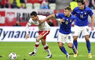 epa08736491 Robert Lewandowski (L) of Poland in action against Nicolo Barella (C) and Federico Chiesa (R) of Italy during the UEFA Nations League soccer match between Poland and Italy, Gdansk, Poland, 11 October 2020.  EPA/Adam Warzawa POLAND OUT