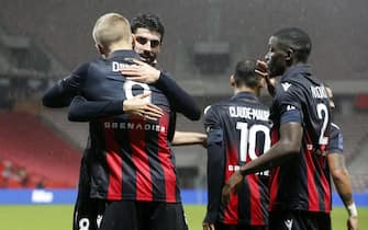 epa08773381 Kasper Dolberg (front L) of Nice celebrates with teammate Pierre Lees-Melou (R) after scoring the 1-0 lead during the French Ligue 1 soccer match between OGC Nice and Lille OSC in Nice, France, 25 October 2020.  EPA/SEBASTIEN NOGIER