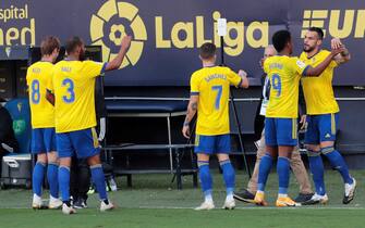 epa08773119 Cadiz players react during the Spanish La Liga soccer match between Cadiz CF and Villarreal CF at Carranza stadium in Cadiz, southern Spain, 25 October 2020.  EPA/Roman Rios