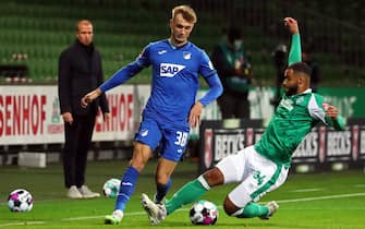 epa08773377 Hoffenheim's Stefan Posch (L) in action against Bremen's Jean-Manuel Mbom (R) during the German Bundesliga soccer match between SV Werder Bremen and TSG Hoffenheim 1899 in Bremen, Germany, 25 October 2020.  EPA/FOCKE STRANGMANN CONDITIONS - ATTENTION: The DFL regulations prohibit any use of photographs as image sequences and/or quasi-video.