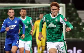 epa08773543 Bremen's Josh Sargent (R) in action during the German Bundesliga soccer match between SV Werder Bremen and TSG Hoffenheim 1899 in Bremen, Germany, 25 October 2020.  EPA/FOCKE STRANGMANN CONDITIONS - ATTENTION: The DFL regulations prohibit any use of photographs as image sequences and/or quasi-video.