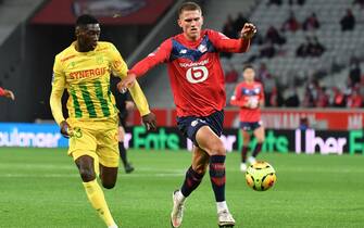 Lille's Dutch defender Sven Botman (R) fights for the ball with Nantes's Congolese forward Randal Kolo Muani during the French L1 football match between Lille OSC (LOSC) and FC Nantes (FCN) at the Stade Pierre Mauroy in Lille, northern France, on September 25, 2020. (Photo by DENIS CHARLET / AFP) (Photo by DENIS CHARLET/AFP via Getty Images)