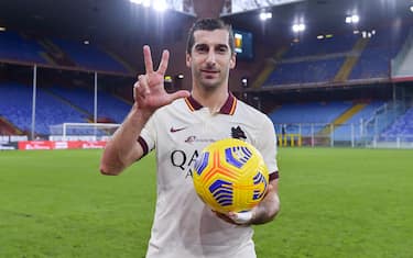 Foto Fabio Rossi/AS Roma/LaPresse
08/11/2020 Genova(Italia)
Sport Calcio
Genoa-Roma
Campionato Italiano Serie A TIM 2020/2021 - Stadio Luigi Ferraris
Nella foto: Henirikh Mkhitaryan festeggia la sua tripletta alla fine del match

Photo Fabio Rossi/AS Roma/LaPresse
08/11/2020 Genova (Italy)
Sport Soccer
Genoa-Roma
Italian Football Championship League Serie A Tim 2020/2021 -  Stadio Luigi Ferraris
In the pic: Henrikh Mkhitaryan celebrates his three goals after the match