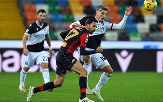 UDINE, ITALY - NOVEMBER 22: Milan Badelj of Genoa CFC  competes for the ball with Jens Stryger Larsen of Udinese Calcio during the Serie A match between Udinese Calcio and Genoa CFC at Dacia Arena on November 22, 2020 in Udine, Italy. (Photo by Alessandro Sabattini/Getty Images)