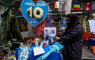 Addio a Diego Armando Maradona, Napoli è in lutto
Addio a D Foto Alessandro Garofalo/LaPresse
26 novembre 2020 Napoli, ItaliaSport Calcio
Addio a Diego Armando Maradona, Napoli è in lutto
Nella foto: tifosi portano fiori e gadget fuori ai quartieri spagnoli dove si trova il murale di in Diego Armando Maradona
Photo Alessandro Garofalo/LaPresse
November 26, 2020 Naples, ItalyNews
Fans bring flowers and gadgets out to the Spanish neighborhoods where Diego Armando Maradona mural is located