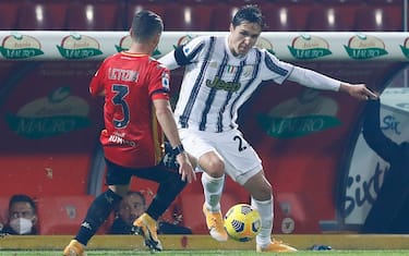 BENEVENTO, ITALY - NOVEMBER 28: (BILD ZEITUNG OUT) Federico Chiesa of Juventus Turin and Gaetano Letiza of Benevento battle for the ball during the Serie A match between Benevento Calcio and Juventus at Stadio Ciro Vigorito on November 28, 2020 in Benevento, Italy. (Photo by Matteo Ciambelli/DeFodi Images via Getty Images)