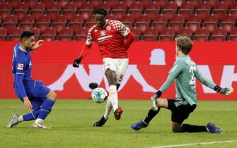 GERMANY SOCCER BUNDESLIGA epa08805065 Mainz’s Jean-Philippe Mateta (C) misses a chance at goal during the German Bundesliga soccer match between 1. FSV Mainz 05 and FC Schalke 04 in Mainz, Germany, 07 November 2020. EPA/RONALD WITTEK / POOL CONDITIONS - ATTENTION: The DFL regulations prohibit any use of photographs as image sequences and/or quasi-video.