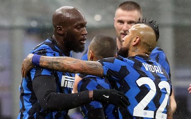 Inter MilanÕs Romelu Lukaku (L)  jubilates with his teammates  after scoring goal of 1 to 0 during the Italian serie A soccer match  Fc Inter and Bologna at Giuseppe Meazza stadium in Milan 5 December  2020.
ANSA / MATTEO BAZZI