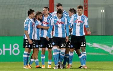 Il Napoli vince a Crotone 4-0: terzo con la Juve