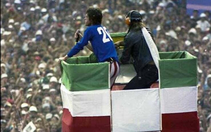 Torino 11 luglio 1982: Mick Jagger canta con la maglia di Paolo Rossi
