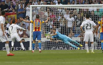 epa04740823 Real Madrid's Cristiano Ronaldo (2-L) misses the penalty shot in front of Valencia's goalkeeper Diego Alves (C) during their Spanish Primera Division league match at Santiago Bernabeu stadium in Madrid, Spain, 09 May 2015.  EPA/Kiko Huesca