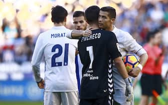 VITORIA-GASTEIZ, SPAIN - OCTOBER 29: Cristiano Ronaldo (R) of Real Madrid CF holds the ball after scoring a hat trick as well as hugs goalkeeper Fernando Pacheco (3dL) of Deportivo Alaves after the La Liga match between Deportivo Alaves and Real Madrid CF at Estadio de Mendizorroza on October 29, 2016 in Vitoria-Gasteiz, Spain. (Photo by Gonzalo Arroyo Moreno/Getty Images)