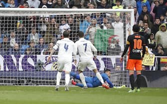 MADRID, SPAIN - APRIL 29: Torwart Diego Alves of Valencia and Cristiano Ronaldo of Real Madrid battle for the ball during the La Liga match between Real Madrid CF and Valencia CF at Estadio Santiago Bernabeu on April 29, 2017 in Madrid, Spain. (Photo by TF-Images/Getty Images)