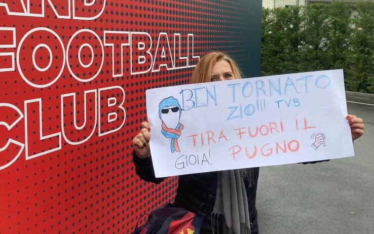 Una tifosa arrivata da Rapallo per dare il bentornato a Ballardini. FOTO SKY