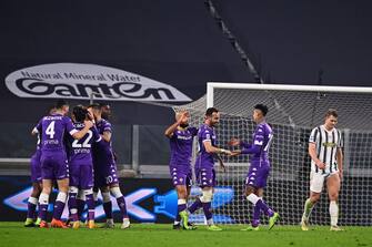 TURIN, ITALY - DECEMBER 22: (L-R) Franck Ribery of Fiorentina, Cristiano Biraghi of Fiorentina, Sofyan Amrabat of Fiorentina, Igor of Fiorentina celebrates 0-2  during the Italian Serie A   match between Juventus v Fiorentina at the Allianz Stadium on December 22, 2020 in Turin Italy (Photo by Mattia Ozbot/Soccrates/Getty Images)