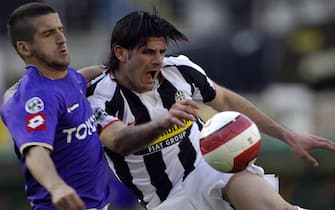 Juventus's Vincenzo iaquinta (R) challenges for the ball with Alessandro gamberini of Fiorentina's (L) during their Italian serie A football match at Turin Olympic Stadium on March 2, 2008.  AFP PHOTO/ Luigi BERTELLO (Photo credit should read LUIGI BERTELLO/AFP via Getty Images)
