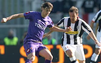TURIN, ITALY - MARCH 2:  Cristiano Zanetti of Juventus and Zavrko Kuzmanovic of Fiorentina in action during the Serie A match between Juventus and Fiorentina at the Stadio Olimpico on March 2, 2008 in Turin, Italy. (Photo by New Press/Getty Images)