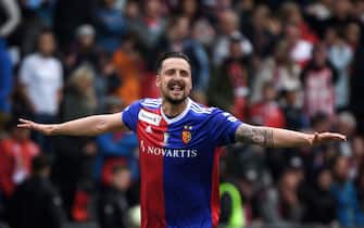 Basel's Serbian midfielder Zdravko Kuzmanovic celebrates after winning the Swiss Football Cup final match between FC Basel 1893 and FC Thun at the Stade de Suisse stadium on May 19, 2019 in Bern. (Photo by Fabrice COFFRINI / AFP)        (Photo credit should read FABRICE COFFRINI/AFP via Getty Images)