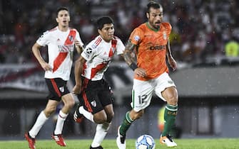 BUENOS AIRES, ARGENTINA - FEBRUARY 16:  Daniel Osvaldo of Banfield moves the ball against Robert Rojas of River Plate during a match between River Plate and Banfield as part of Superliga 2019/20 at Antonio Vespucio Liberti Stadium on February 16, 2020 in Buenos Aires, Argentina. (Photo by Rodrigo Valle/Getty Images)