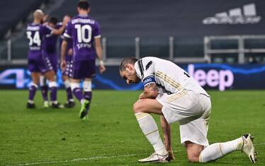 TOPSHOT - Juventus' Italian defender Leonardo Bonucci (R) reacts as Fiorentina's players celebrate (Rear L) after Juventus scored an own goal during the Italian Serie A football match Juventus vs Fiorentina on December 22, 2020 at the Juventus stadium in Turin. (Photo by Marco BERTORELLO / AFP) (Photo by MARCO BERTORELLO/AFP via Getty Images)