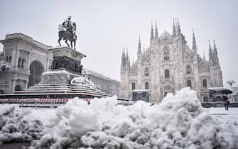 Foto LaPresse - Claudio Furlan28/12/2020 - Milano (Italia)Neve a MilanoIn the photo: Piazza DuomoPhoto LaPresse - Claudio FurlanDecember 28,  2020 - Milan(Italy)Snow in MilanIn the photo: Piazza Duomo