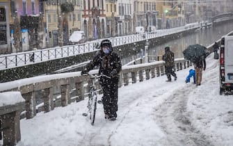 Nevicata in zona Navigli e Darsena - Neve a Milano  - Milano 28 dicembre 2020  Ansa/Matteo Corner