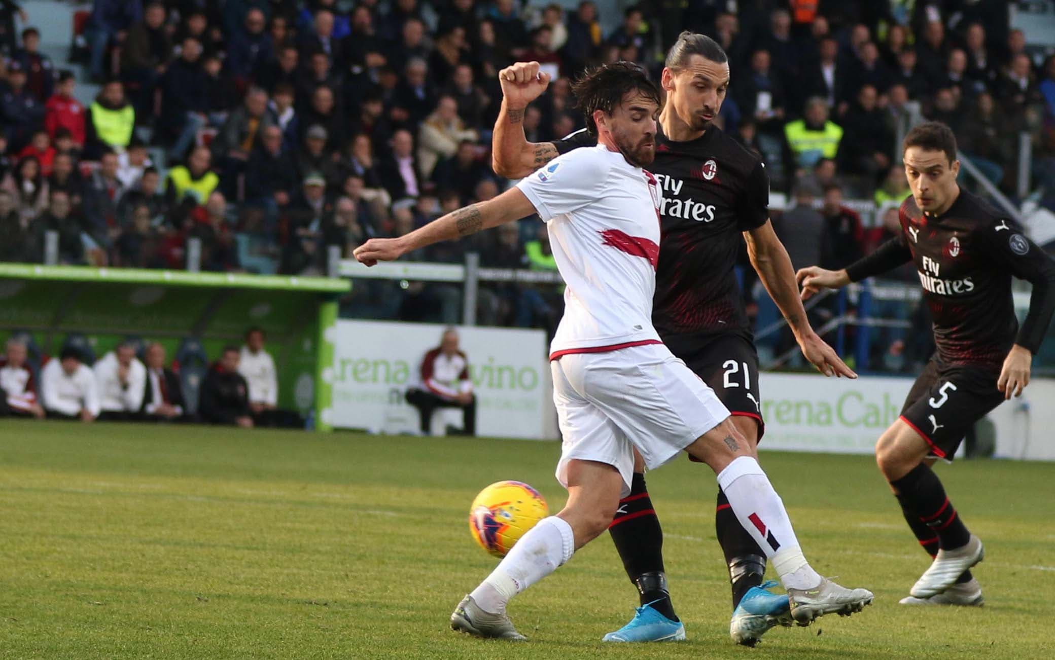 ITALY SOCCER SERIE A epa08119830 Milan's Zlatan Ibrahimovic (C) scores during the Italian Serie A soccer match between Cagliari Calcio and AC Milan at Sardegna Arena stadium in Cagliari, Italy,11 January 2020. EPA/FABIO MURRU
