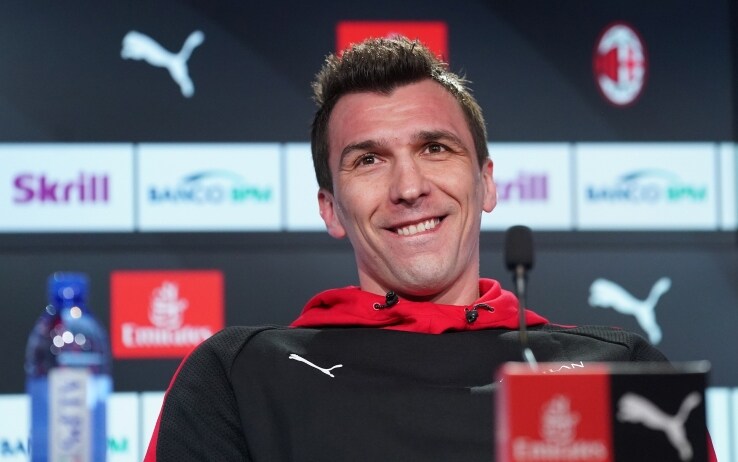 Un Mario Mandzukic per una volta sorridente durante la conferenza di presentazione