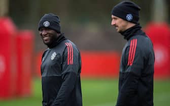 epa06598073 Romelu Lukaku of Manchester United and teammate Zlatan Ibrahimovic react during a training session held at the AON training complex in Manchester, Britain, 12 March 2018. Manchester United will face Sevilla in the UEFA Champions League round of 16 second leg soccer match held at Old Trafford, Manchester, Britain on 13 March 2018.  EPA/Peter Powell .