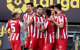 SPAIN SOCCER LALIGA epa08977858 Atletico Madrid's striker Luis Suarez (C) celebrates with teammates after scoring the 0-1 goal during the Spanish LaLiga soccer match between Cadiz CF and Atletico Madrid held at Ramon de Carranza stadium, in Cadiz, southern Spain, 31 January 2021. EPA/Roman Rios